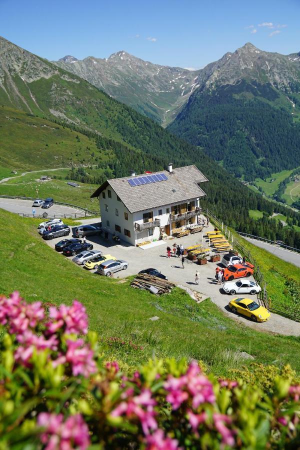 Enzianhuette Berggasthaus San Leonardo in Passiria Luaran gambar